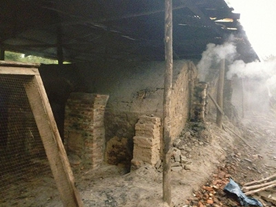 炭材が発火点に達し、激しく白煙を吐きます。