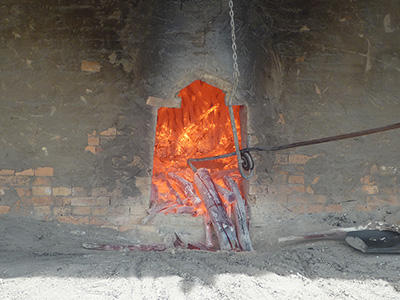 炭材を窯から出して冷やします。白炭（備長炭）製造の最終工程。