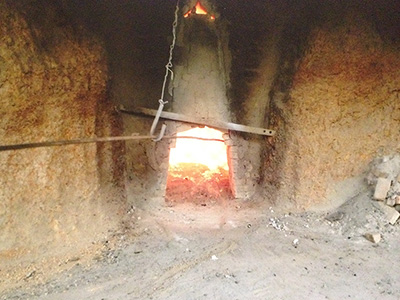 酸素を取り込み高温で燃焼する炭焼き窯